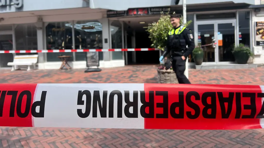 Ein-Absperrband-ist-der-Einsatzort-gesichert-Mitten-in-Westerland-auf-der-Insel-Sylt-ist-am-Vormittag-mit-einer-scharfen-Waffe-geschossen-worden-Verletzt-wurde-bei-dem-Vorfall-in-einer-belebten-Einkaufsstrasse-ersten-Erkenntnissen-zufolge-niemand-wie-ein-Polizeisprecher-sagte