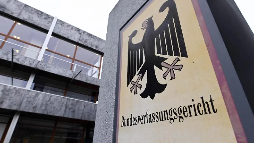 Hinweisschild-mit-Bundesadler-und-dem-Schriftzug-Bundesverfassungsgericht-vor-dem-Gerichtsgebaeude