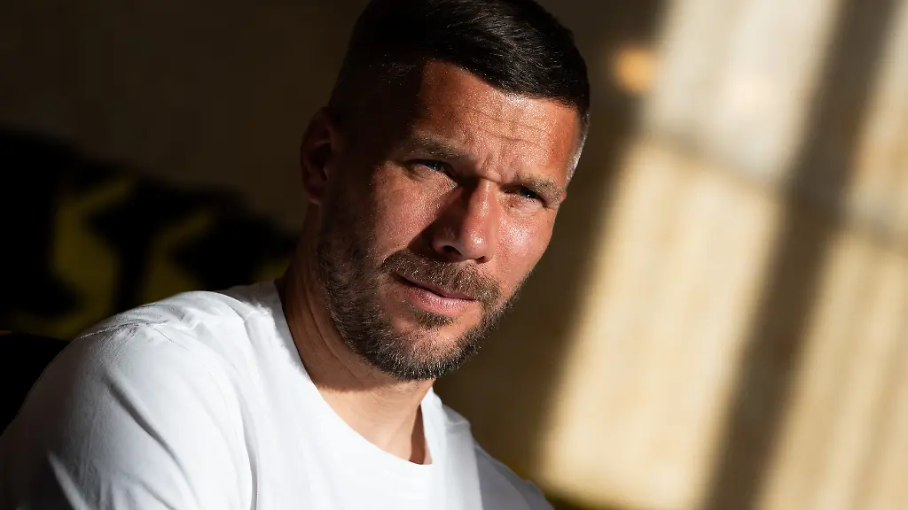 Lukas-Podolski-ehemaliger-Fussball-Nationalspieler-und-Spieler-beim-polnischen-Erstligisten-Gornik-Zabrze-sitzt-im-Marschallamt-Wuest-besucht-im-Rahmen-seiner-zweitaegigen-Reise-nach-Polen-Schlesien-und-das-ehemalige-Konzentrations-und-Vernichtungslager-Auschwitz-Birkenau