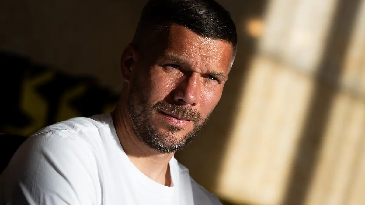 Lukas-Podolski-ehemaliger-Fussball-Nationalspieler-und-Spieler-beim-polnischen-Erstligisten-Gornik-Zabrze-sitzt-im-Marschallamt-Wuest-besucht-im-Rahmen-seiner-zweitaegigen-Reise-nach-Polen-Schlesien-und-das-ehemalige-Konzentrations-und-Vernichtungslager-Auschwitz-Birkenau