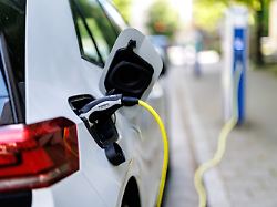 Experte sieht Schattenseiten: Staatliche Förderung treibt Verkäufe von E-Autos