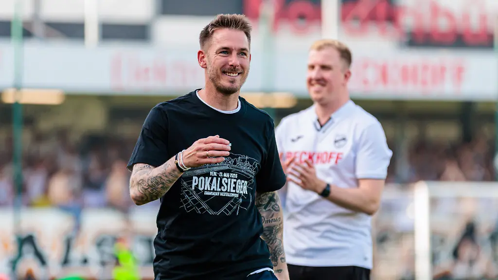 Tobias-Strobl-SC-Verl-Cheftrainer-jubelt-nach-dem-Sieg-im-Finale-des-Krombacher-Westfalenpokal-GER-SC-Verl-vs-SF-Lotte-Fussball-Westfalenpokal-Finale-Spielzeit-2025-2026-23-05-2026-DFL-Regulations-prohibit-any-use-of-photographers-as-image-sequences-and-or-quasi-video-GER-SC-Verl-vs-SF-Lotte-Fussball-Westfalenpokal-Finale-Spielzeit-2025-2026-23-05