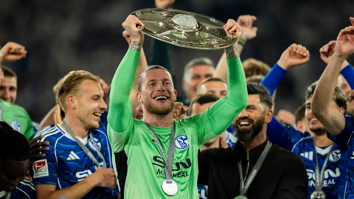 Loris-Karius-FC-Schalke-04-1-mit-der-Meisterschale-FC-Schalke-04-Eintracht-Braunschweig-2-Bundesliga-34-Spieltag-Veltins-Arena-Gelsenkirchen-Saison-2025-2026-17-05-2026-DFB-regulations-prohibit-any-use-of-photographs-as-image-sequences-and-or-quasi-video