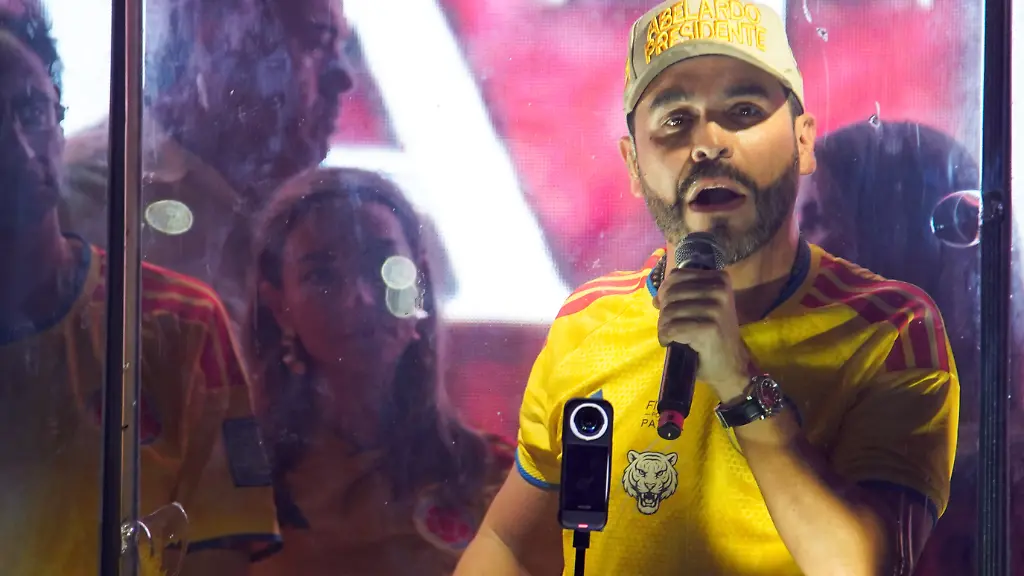 Colombian-presidential-candidate-Abelardo-De-La-Espriella-of-the-political-movement-Defenders-of-the-Homeland-addresses-supporters-after-the-results-of-the-first-round-of-the-presidential-election-in-Barranquilla-Colombia-May-31-2026