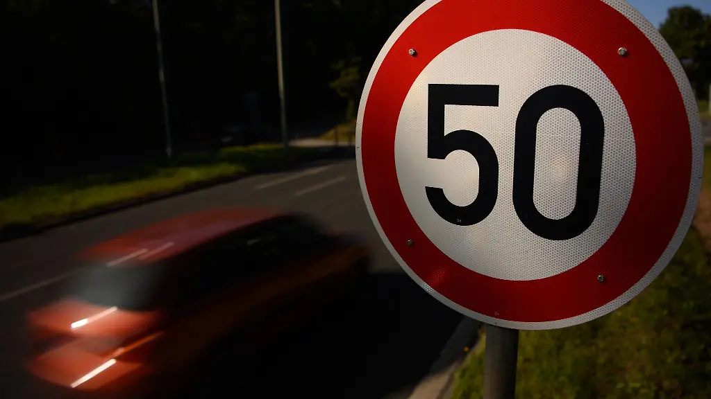 Ein-knappes-Dutzend-Verkehrsschilder-fuer-Tempolimits-und-Hinweise-auf-eine-Baustelle-sind-in-der-Oberpfalz-gestohlen-worden