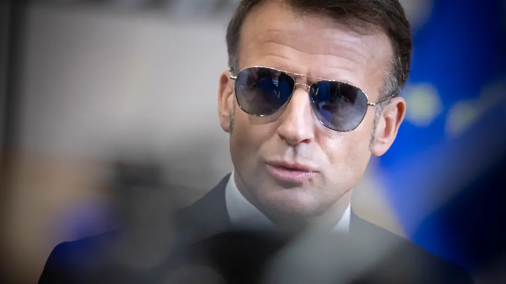 President-of-France-Emmanuel-Macron-talks-to-the-press-and-international-media-at-a-doorstep-briefing-ahead-of-the-emergency-Special-meeting-of-the-EUCO-The-Informal-meeting-of-the-Members-of-the-European-Council-in-the-Europa-building-the-EU-Council-headquarters-amid-geopolitical-tension-initiated-by-the-US-President-Donald-Trump-over-the-acquisition-of-Greenland-and-tariff-threats-French-President-Emmanuel-Macron-notably-wears-Henry-Jullien-Pacific-S-01-aviator-sunglasses-a-French-luxury-brand-that-gained-global-attention-after-he-wore-them-at-the-World-Economic-Forum-in-Davos