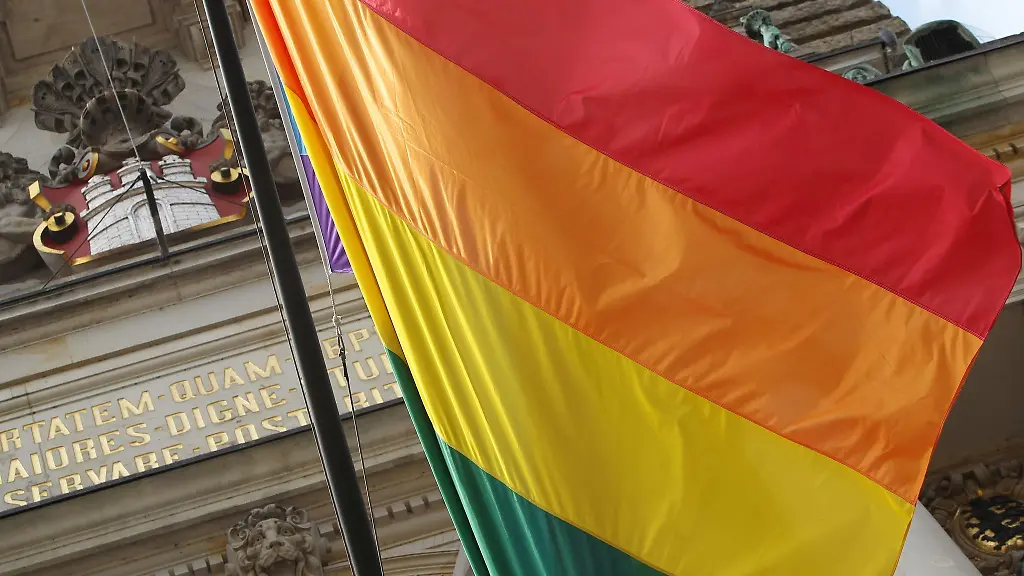 Am-Rathaus-wie-hier-in-Hamburg-wird-in-Aschaffenburg-keine-Regenbogenflagge-gehisst