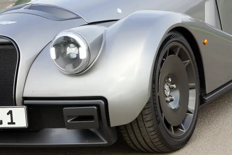 Die-Scheinwerfer-wirken-technisch-modern-und-vom-Design-her-klassisch
