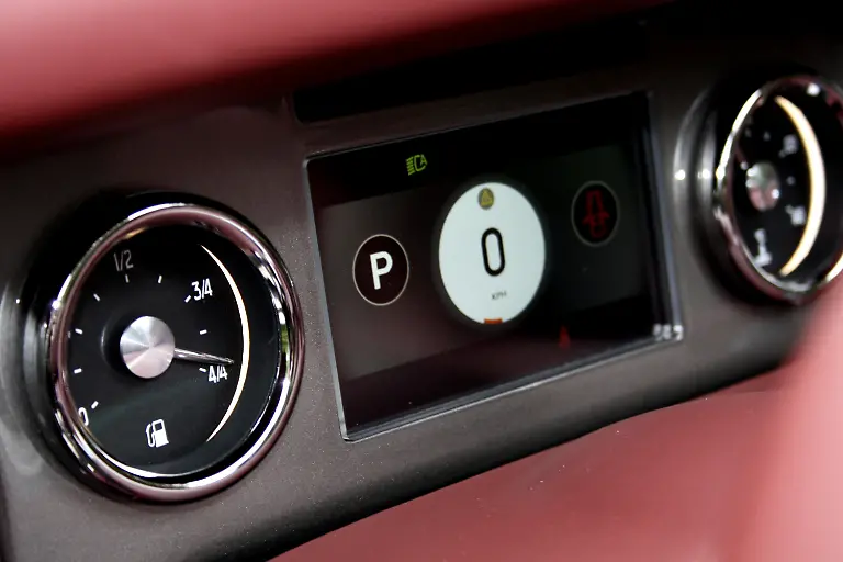 Hinterm-Lenkrad-zeigt-ein-kleines-Display-fahrrelevante-Informationen-und-einiges-mehr-an