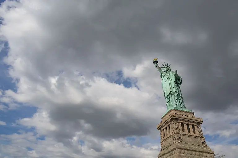 Reise-USA-Vereinigte-Staaten-von-Nordamerika-Amerika-New-York-Wahrzeichen-Freiheitsstatue-Statue-of-Liberty-Symbol-Stimmung-Wolken-Himmel-Liberty-Island-Stimmung-Dramatik-dunkle-Wolken-Krise-Foto-Franz-Neumayr-29-8