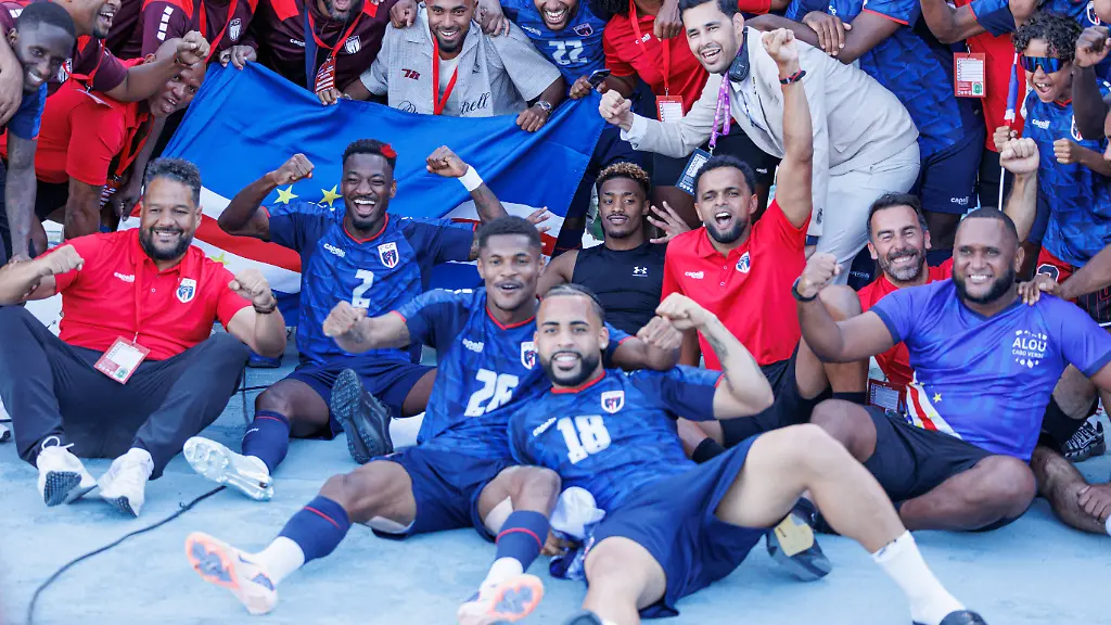 Team-Cape-verde-seen-during-International-Friendly-Laenderspiel-Nationalmannschaft-game-between-teams-of-Cape-Verde-and-Servia-at-Estadio-do-Restelo-Luis-Loureiro-Ball-Raw-Images-PT-Lisbon-Estadio-do-Restelo-Portugal-Copyright-xLuisxLoureirox-LLOU9844