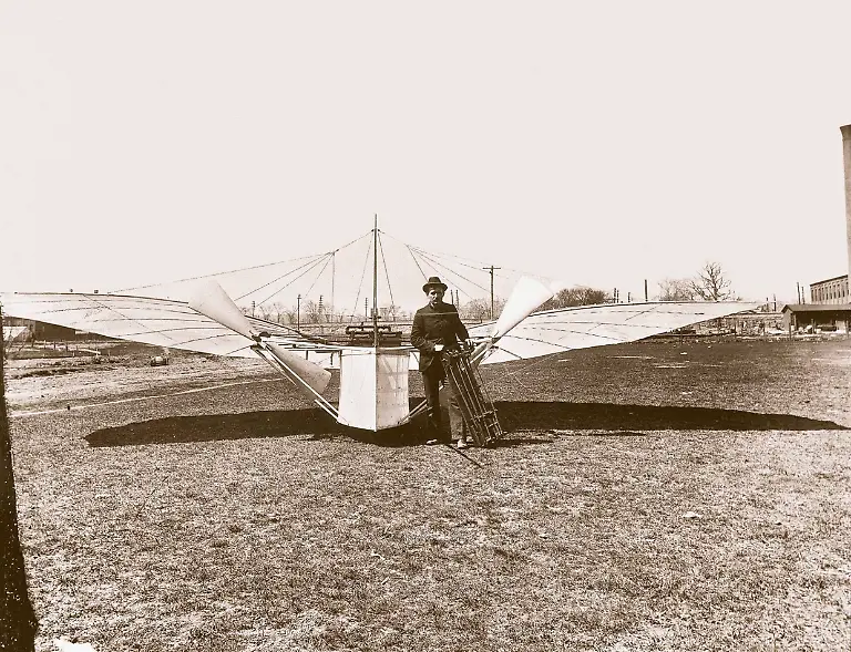 1US-2354-F1901-2-Gustav-Weisskopf-vor-Flugmaschine-Nr-21-Foto-Weisskopf-Gustav-Albin-Whitehead-Gustave-Albin-deutsch-amerikanischer-Pionier-des-Motorflugs-Leutershausen-Bayern-1-1-1874-10-10-1927-Gustav-Weisskopf-rechts-mit-dem-fuer-den-Radantrieb-verwendeten-Gasdruckmotor-vor-seiner-Flugmaschine-Nr-21-in-Bridgeport-Connecticut-Unbemannte-Flugmaschine-mit-mit-zwei-Propellern-einem-selbstgebauten-20-PS-Motor-und-einen-zusaetzlichen-10-PS-Motor-fuer-das-Fahrgestell-zur-Erzielungen-einer-hoeheren-Startgeschwindigkeit-Foto-1901
