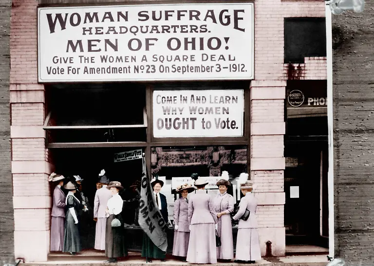 2-M145-E1-1912-1-B-1046344-USA-Suffragetten-Hauptquartier-Cleveland-Emanzipation-und-Frauenbewegung-Amerikanischer-Frauenrechtsbewegung-Hauptquartier-der-Suffragetten-in-Cleveland-Ohio-USA-Davor-rechts-Miss-Belle-Sherwin-von-der-National-League-of-Womens-Voters-Florence-E-Allen-mit-Flagge-B-und-Mrs-Macolm-McBride-C-Foto-1912-digital-koloriert-E-USA-Suffragette-Headquaarters-Cleveland-Women-s-rights-movement-Headquarter-of-the-Suffragettes-in-Cleveland-Ohio-USA-From-the-right-Miss-Belle-Sherwin-from-the-National-League-of-Womens-Voters-Florence-E-Allen-with-flag-B-and-Mrs-Macolm-McBride-C-Photo-1912-digitalaly-coloured