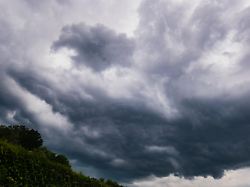 Auch Tornados möglich: Teilen Deutschlands drohen Starkregen und orkanartige Böen