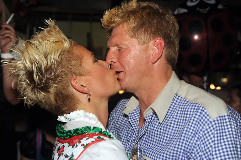 Der-Ex-Fussballer-Stefan-Effenberg-kuesst-seine-Frau-Claudia-Effenberg-am-Samstag-19-09-2009-im-Kaefer-Festzelt-auf-dem-176-Oktoberfest-auf-der-Theresienwiese-in-Muenchen-Oberbayern-Die-Wiesn-ist-das-groesste-Volksfest-der-Welt-und-geht-bis-zum-Sonntag-04-10-2009-An-den-16-Festtagen-werden-rund-sechs-Millionen-Besucher-erwartet