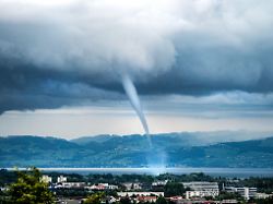 Unberechenbare Naturgewalt Tornados Entstehen Meist Im Zusammenhang Mit Gewittern Und Sind Schwer Vorherzusagen