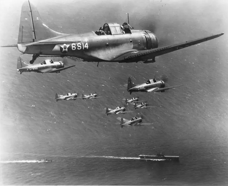 2-M70-U1-1941-13-Douglas-SBD-Dauntless-Sturzbomber-von-USS-Enterprise-1941-Militaer-USA-Douglas-SBD-Dauntless-Sturzkampfbomber-der-Staffel-VS-6-vom-Bordgeschwader-des-Flugzeugtraegers-USS-Enterprise-CV-6-unten-bei-einer-Uebung-Foto-Zweiter-Weltkrieg-27-Oktober-1941