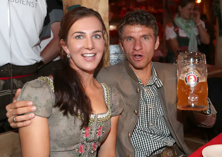 Thomas-Mvoller-Mueller-FC-Bayern-Mvonchen-mit-Frau-Lisa-Oktoberfest-Besuch-des-FC-Bayern-Mvonchen-im-Kvssferzelt-1-Fussball-Copyright-by-sampics-Photographie