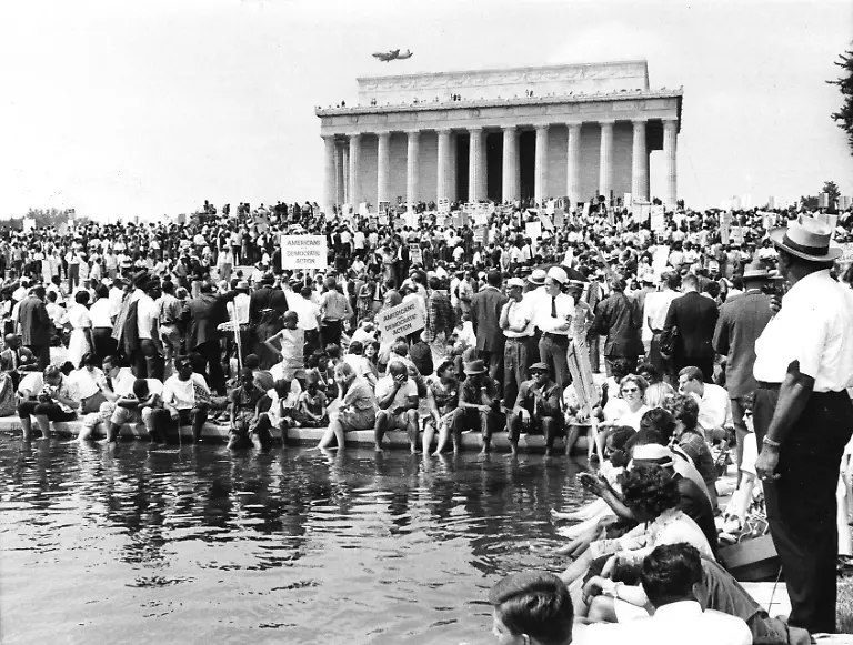 Marsch-auf-Washington-1963-Marsch-auf-Washington-28-August-1963-200-000-schwarze-und-weisse-Amerikaner-demonstrieren-fuer-eine-fortschrittliche-Buergerrechtsgesetzgebung-Demonstration-am-Reflecting-Pool-Teilnehmer-kuehlen-die-Fuesse-nach-dem-Marsch-vom-Washington-Monument-zum-Lincoln-Memorial-im-Hintergrund-Foto-E-March-on-Washington-1963-Photo-March-on-Washington-28-August-1963-200-000-black-and-white-Americans-demonstrate-for-progressive-civil-rights-Demonstration-at-Reflecting-Pool-demonstrators-cool-their-feet-after-the-march-from-Washington-Monument-to-Lincoln-Memorial-in-the-background-Photo