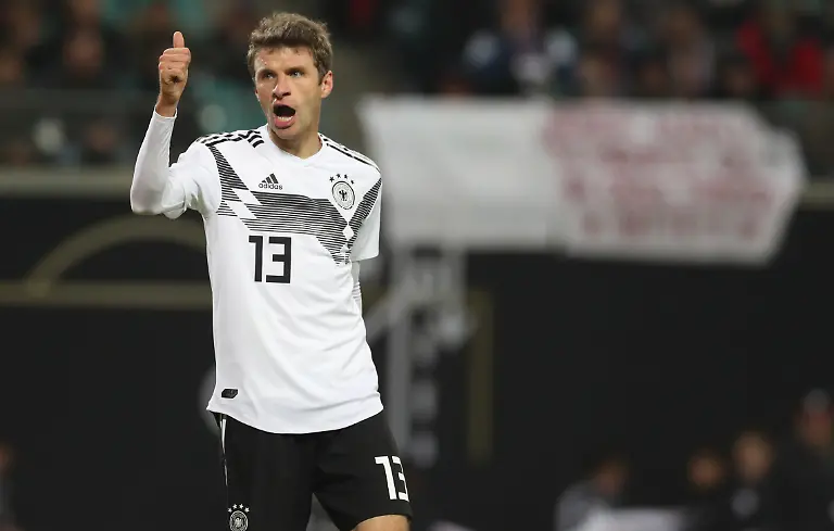 15-11-2018-Sachsen-Leipzig-Fussball-Laenderspiele-Deutschland-Russland-in-der-RB-Arena-Thomas-Mueller-aus-Deutschland-jubelt-WICHTIGER-HINWEIS-Gemaess-den-Vorgaben-des-DFB-Deutscher-Fussball-Bund-ist-es-untersagt-in-dem-Stadion-und-oder-vom-Spiel-angefertigte-Fotoaufnahmen-in-Form-von-Sequenzbildern-und-oder-videoaehnlichen-Fotostrecken-zu-verwerten-bzw-verwerten-zu-lassen
