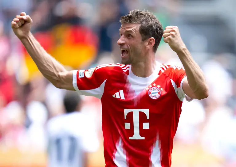 Fussball-Club-WM-Bayern-Muenchen-Auckland-City-Vorrunde-Gruppe-C-1-Spieltag-im-TQL-Stadium-Thomas-Mueller-von-Muenchen-jubelt-ueber-sein-Tor-zum-10-0-Thomas-Mueller-setzt-seine-grosse-Fussball-Karriere-in-Nordamerika-fort-Der-langjaehrige-Profi-des-FC-Bayern-wechselt-nach-Kanada-zu-den-Vancouver-Whitecaps-wie-der-Club-aus-der-Major-League-Soccer-und-der-35-Jaehrige-bekannt-gaben