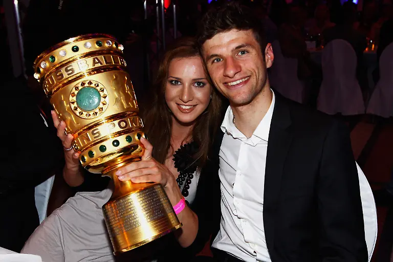 FUSSBALL-DFB-POKAL-FINALE-15-04-2010-SV-Werder-Bremen-FC-Bayern-Muenchen-Thomas-Mueller-re-mit-Ehefrau-Lisa-bei-der-Pokalfeier-des-FC-Bayern-Muenchen-in-Berlin