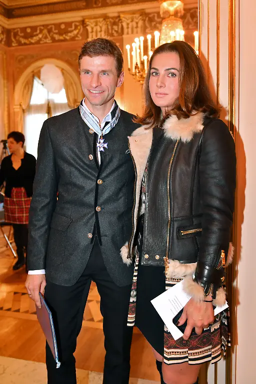 Thomas-MUELLER-MUeLLER-Bayern-Muenchen-mit-Ehefrau-Lisa-Verleihung-Bayerischer-Verdienstorden-im-Prinz-Carl-Palais-in-Muenchen-am-03-12