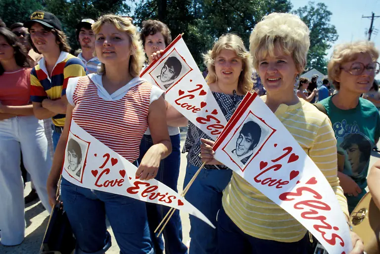 Elvis-Presley-s-Funeral-Aug-18-1977-Memphis-TN-USA-Elvis-Presley-s-fans-gather-in-front-of-his-Graceland-mansion-for-the-funeral-of-the-Rock-n-Roll-legend