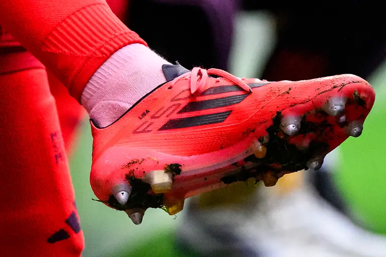 Fussball-Bundesliga-Bayern-Muenchen-1-FC-Union-Berlin-9-Spieltag-Allianz-Arena-Auf-dem-Schuh-von-Muenchens-Thomas-Mueller-steht-der-Name-Lisa