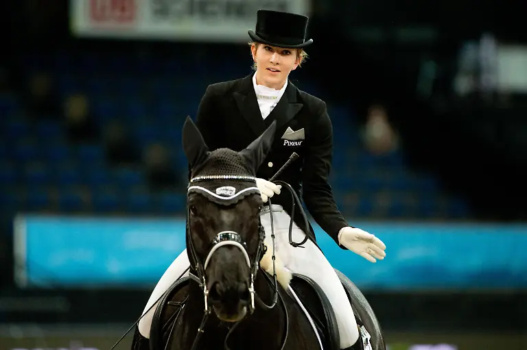 Die-Dressurreiterin-Lisa-Mueller-reitet-am-21-11-2014-in-der-Schleyerhalle-in-Stuttgart-Baden-Wuerttemberg-bei-den-German-Masters-in-einer-Dressurpruefung-den-Wallach-Birkhof-s-Dave