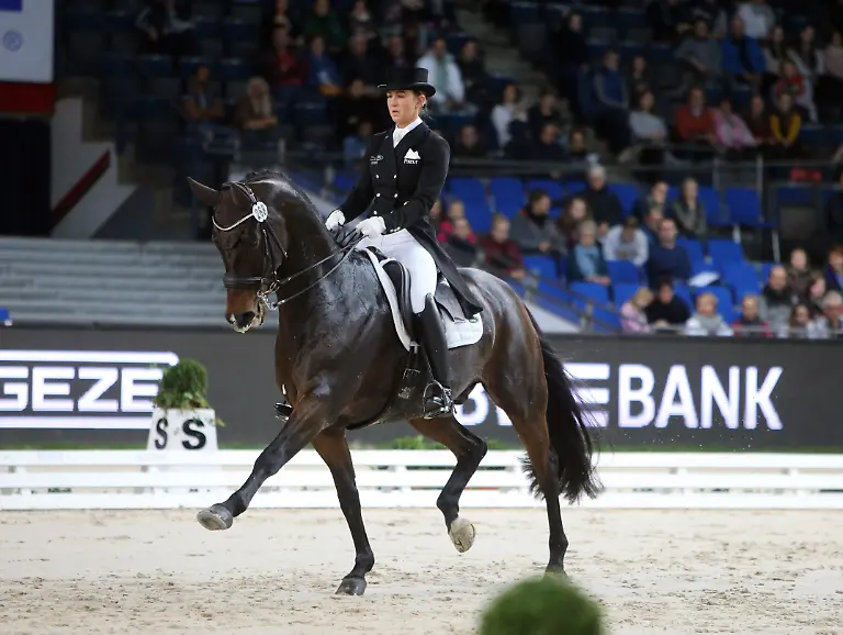 Deutschland-Stuttgart-16-11-2019-Reiten-German-Masters-2019-in-Stuttgart-Lisa-Mueller-auf-Gut-Wettlkam-s-Stand-By-Me-Old