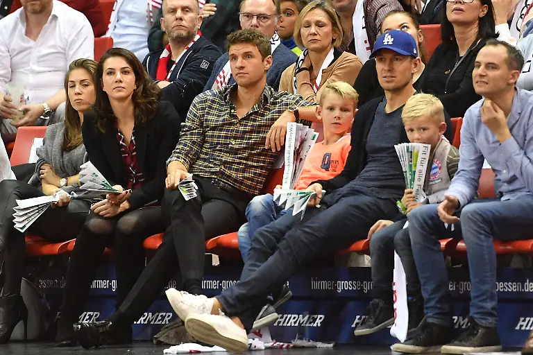 Thomas-MUELLER-MUeLLER-Bayern-Muenchen-mit-Ehefrau-Lisa-Arjen-ROBBEN-Bayern-Muenchen-mit-seinen-Soehnen-Basketball-1-Bundesliga-FC-Bayern-Muenchen-Brose-Bamberg-77-68-am-19-11-2017-A-U-D-I-D-O-M-E