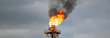 Eine-so-genannte-Hochfackel-brennt-auf-dem-Gelaende-der-PCK-Raffinerie-GmbH-Die-Oelpreise-haben-an-ihre-deutlichen-Gewinne-vom-Vortag-angeknuepft