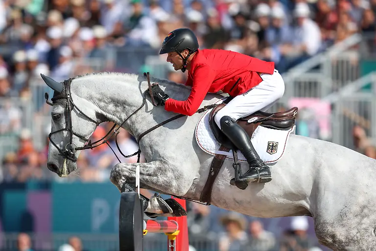 Olympiasieger-im-Springreiten-Christian-Kukuk-mit-Checker-47-Pferdesport-Springreiten-Einzel-am-Schloss-Versailles-Olympische-Sommer-Spiele-in-Paris-2024-Olympic-Summer-Games-in-Paris-2024-Copyright-by-sampics-Photographie