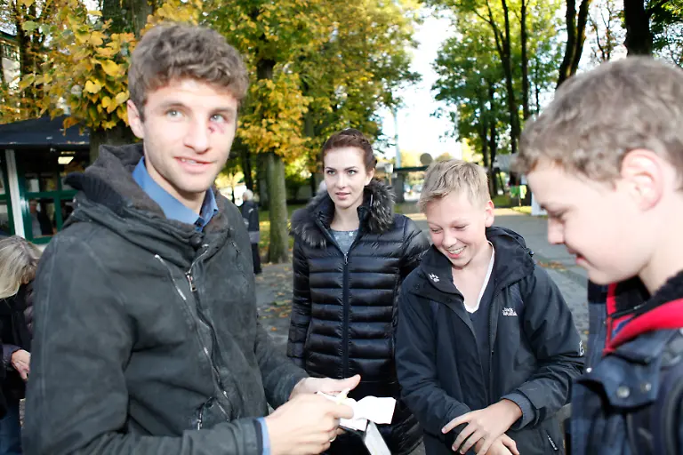 07-10-2012-Muenchen-Thomas-Mueller-F-C-Bayern-gibt-wahrend-dem-Renntag-Autogramme-Ehefrau-Lisa-schaut-zu