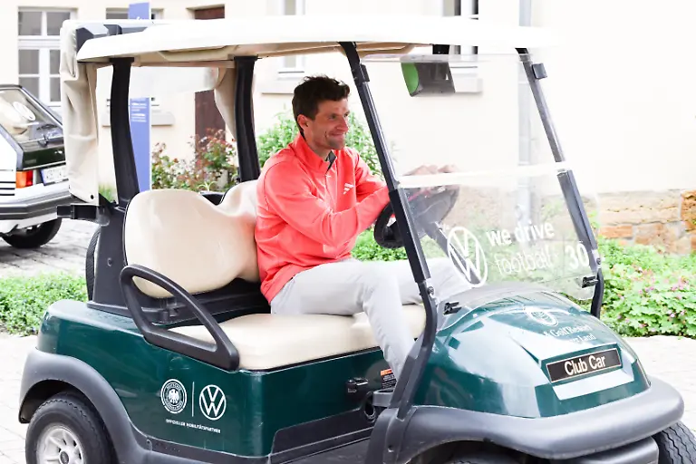 Fussball-Nationalmannschaft-Vorbereitung-auf-die-Heim-EM-Besuch-des-Bundespraesidenten-der-DFB-Auswahl-Thomas-Mueller-faehrt-mit-einem-Golfwagen