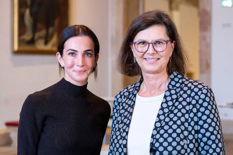Lisa-Mueller-Praktikantin-im-Bayerischen-Landtag-und-Ilse-Aigner-CSU-r-Praesidentin-des-Bayerischen-Landtags-posieren-im-Landtag-fuer-ein-Foto-Dressurreiterin-Lisa-Mueller-absolvierte-einige-Schnuppertage-im-bayerischen-Landtag