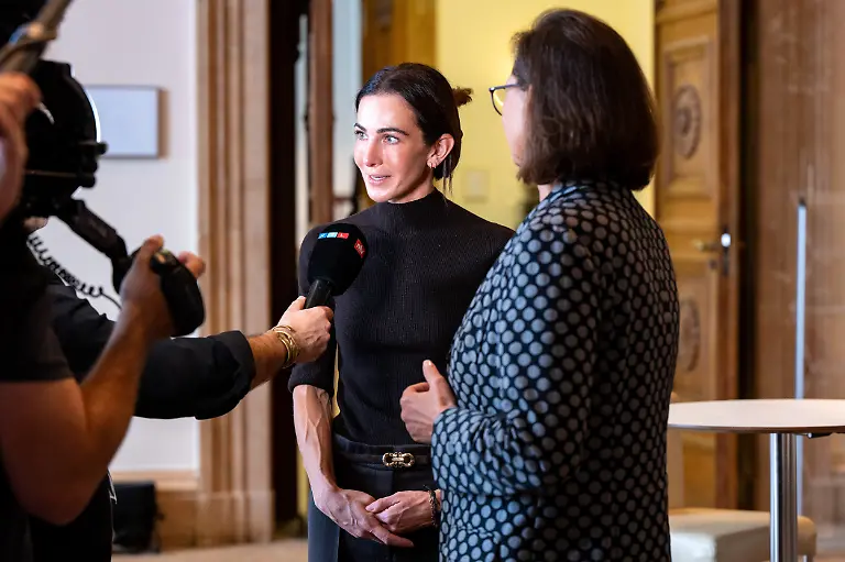 Lisa-Mueller-Praktikantin-im-Bayerischen-Landtag-und-Ilse-Aigner-CSU-r-Praesidentin-des-Bayerischen-Landtags-geben-ein-Interview-Dressurreiterin-Lisa-Mueller-absolvierte-einige-Schnuppertage-im-bayerischen-Landtag