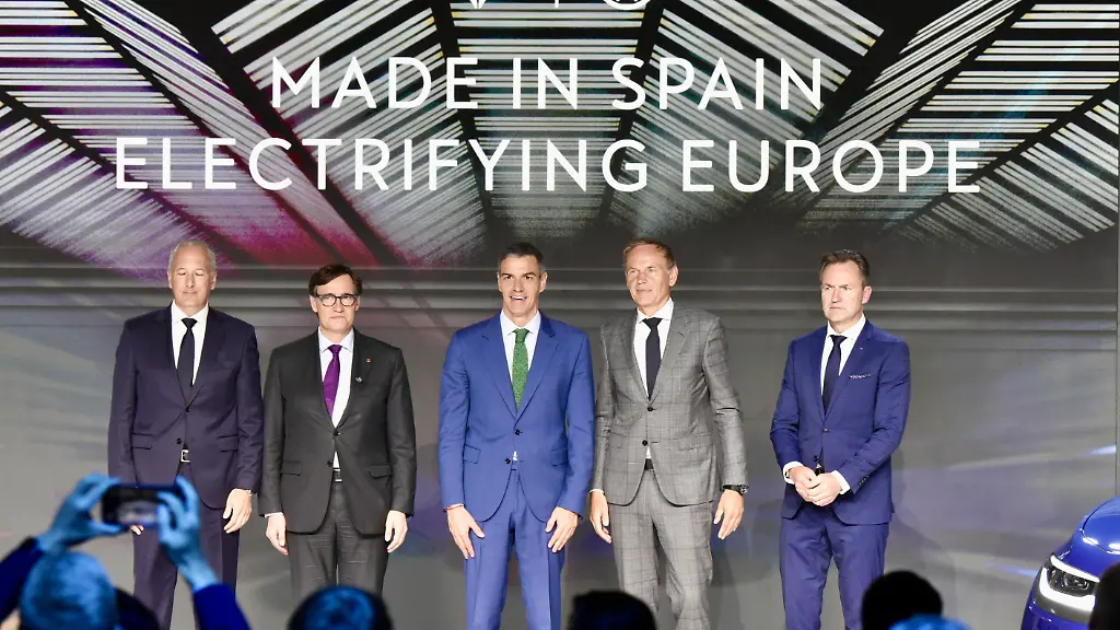 Seat-Cupra-Chef-Markus-Haupt-l-r-der-katalanische-Ministerpraesident-Salvador-Illa-der-spanische-Regierungspraesident-Pedro-Sanchez-VW-Chef-Oliver-Blume-und-VW-Markenchef-Thomas-Schaefer-nehmen-an-einer-Veranstaltung-zum-Start-der-Produktion-der-ersten-beiden-guenstigeren-Elektro-Kleinwagen-ID-Polo-und-Raval-bei-der-spanischen-Volkswagen-Tochter-Seat-teil