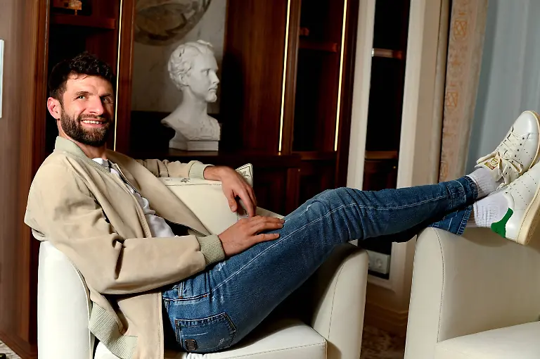 Fussballer-Thomas-Mueller-fotografiert-in-der-Ludwig-Suite-im-Hotel-Vier-Jahreszeiten-FOTO-19