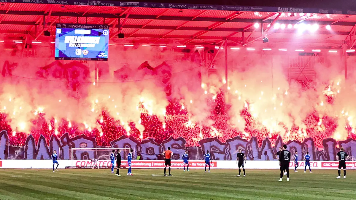 Choreo-mit-Pyro-im-Fanblock-vom-1-FC-Magdeburg-zu-Spielbeginn-Referee-Dr-Max-Burda-muss-wegen-der-Pyro-spaeter-anpfeifen-2-Fussball-Bundesliga-Saison-2025-2026-Punktspiel-1-FC-Magdeburg-vs-SG-Dynamo-Dresden-in-Fussball-Mann-Maenner-Deutschland-24-01-2026-Choreo-with-pyro-in-the-fan-block-of-1-FC-Magdeburg-at-the-start-of-the-match-Referee-Dr