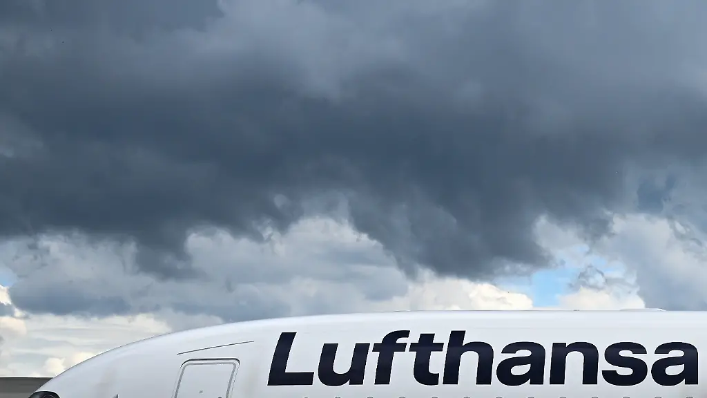Eine-Lufthansa-Maschine-vom-Typ-Airbus-A350-900-rollt-auf-dem-Flughafen-Frankfurt-ueber-das-Rollfeld