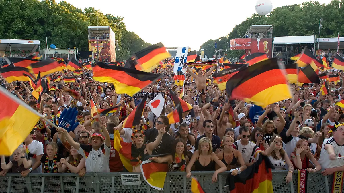 04-07-2006-Berlin-Deutschlandeuphorie-zur-FIFA-WM-2006-Deutsche-Fans-zeigen-Gefuehle-und-Nationalstolz-waehrend-der-WM-in-einem-bisher-nie-dagewesenen-Ausmass-Hier-auf-der-Berliner-Fanmeile-waehrend-des-Spiels-Deutschland-Italien-Symbol-Mensch-Menschen-WM-Stimmung-Patriotismus-patriotisch-Nationalismus-Stolz-Nationalstolz-Fanatismus-Deutschlandgefuehl-Deutschlandfahne-Deutschlandflagge-Schwarzrotgold-Schwarz-Rot-Gold-Schwarz-Rot-Gold-Fussball-Public-Viewing-Fans-Fussballfans-Fussballfan-Symbolbild-symbolisch-Fanmeile-Fanfest-Fan-Sport-Begeisterung-Emotion-Emotionen-Enthusiasmus-Euphorie-Freizeit-Freude-Spass-Stimmung-Gesellschaft-Menschenmenge-Menschenmasse-Deutsch-Deutschland-Europa-FIFA-World-Cup-2006-Fussball-Weltmeisterschaft-2006-Fussball-WM-Fussballweltmeisterschaft-digital-QF-Gefuehle-Deutschlandgefuehl-00M060704D018CARO