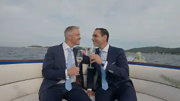 Per Motorboot geht es vom Standesamt zur Hochzeits-Location - Quelle SkyTresor TV