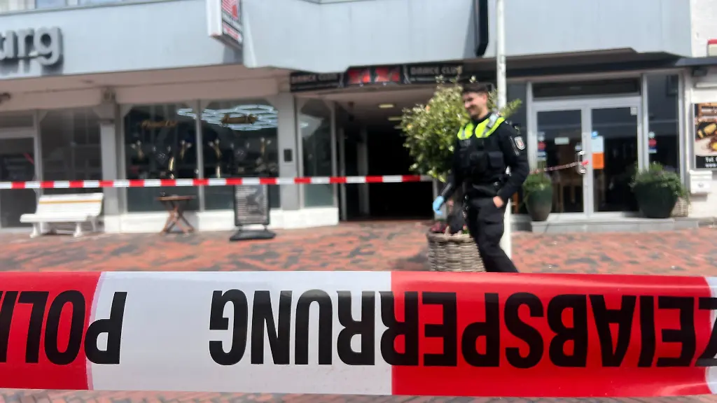Ein-Absperrband-ist-der-Einsatzort-gesichert-Mitten-in-Westerland-auf-der-Insel-Sylt-ist-am-Vormittag-mit-einer-scharfen-Waffe-geschossen-worden-Verletzt-wurde-bei-dem-Vorfall-in-einer-belebten-Einkaufsstrasse-ersten-Erkenntnissen-zufolge-niemand-wie-ein-Polizeisprecher-sagte