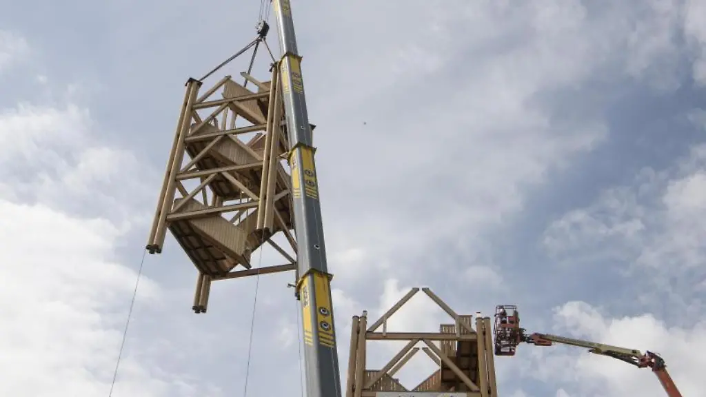 Ein-Kran-setzt-ein-Holzmodul-auf