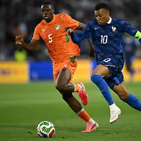 Fussball-Maenner-Laenderspiele-Frankreich-Elfenbeinkueste-Wilfried-Stephane-Singo-L-Verteidiger-der-Elfenbeinkueste-kaempft-mit-Frankreichs-Stuermer-Kylian-Mbappe-R-um-den-Ball