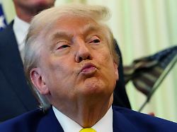 US Praesident Donald Trump Hoert Zu Als Energieminister Wright Im Oval Office Des Weissen Hauses In Washington Auf Einer Veranstaltung Zum Thema Kohle Spricht