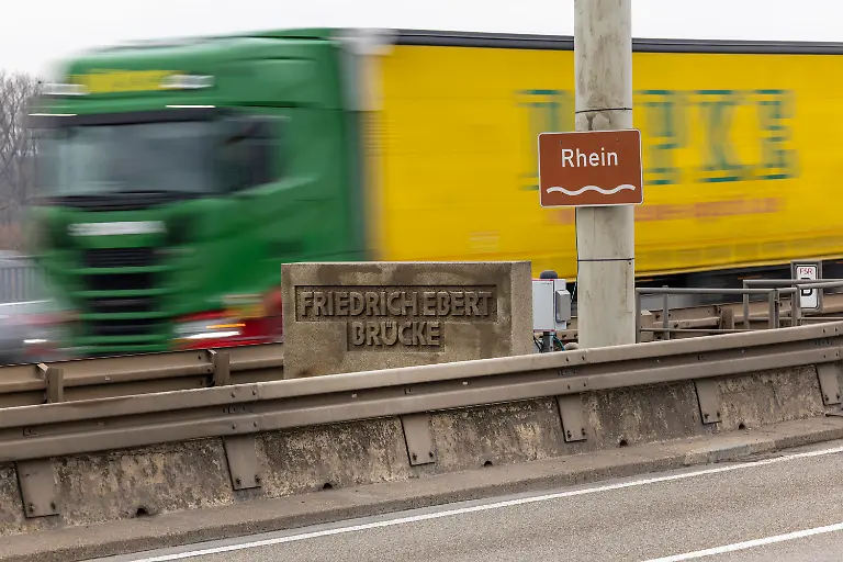Die-Bonner-Nordbruecke-Friedrich-Ebert-Bruecke-A565-fuehrt-ueber-den-Rhein-Ab-Mitte-Januar-2026-soll-die-Nordbruecke-fuer-Fahrzeuge-ueber-7-5-Tonnen-gesperrt-werden