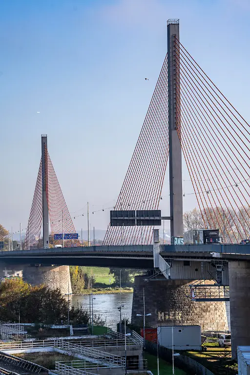 Friedrich-Ebert-Bruecke-ueber-den-Rhein-bei-Bonn-auch-Nordbruecke-genannt-Autobahnbruecke-der-A565-Schraegseilbruecke-NRW-Deutschland